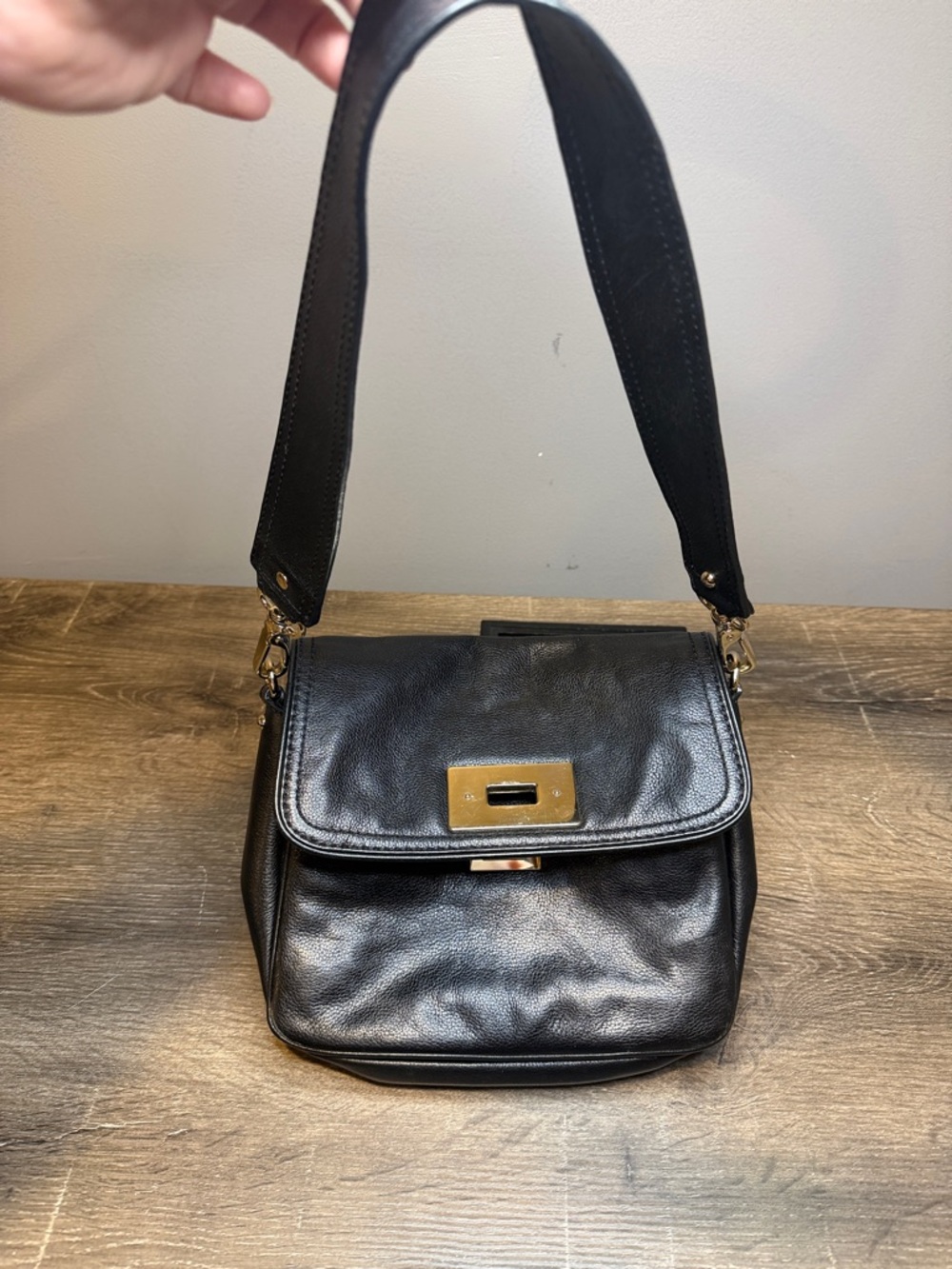 KATE SPADE Classic Black Leather Shoulder Bag with Gold Turn-Lock - Picture 8 of 8